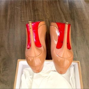 Pigalle Pointy Toe Pump red bottoms
CHRISTIAN LOUBOUTIN tan size 40 UE 10 US